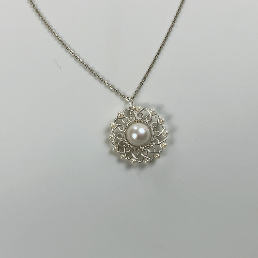 71.Edison pearl necklace with geometric lace