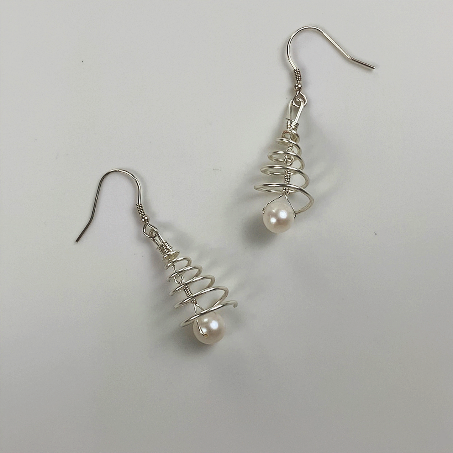 83.Spiral pearl earrings