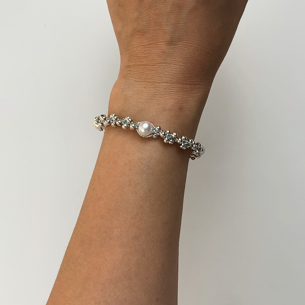 94.Hand-woven pearl bracelet