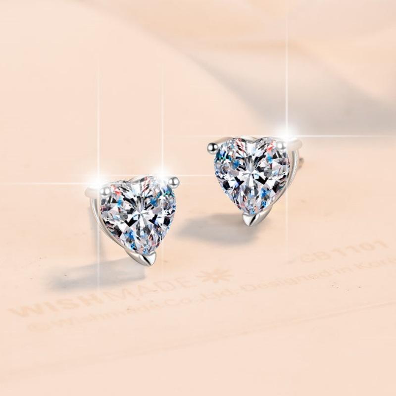 25. S925 Sterling Silver Heart-Shaped Earrings Synthetic Moissanite Earrings