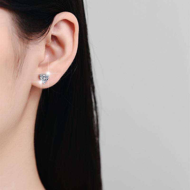 NO.168 S925 Sterling Silver Heart-Shaped Earrings Synthetic Moissanite Earrings Glittering daily life Earrings Springtok